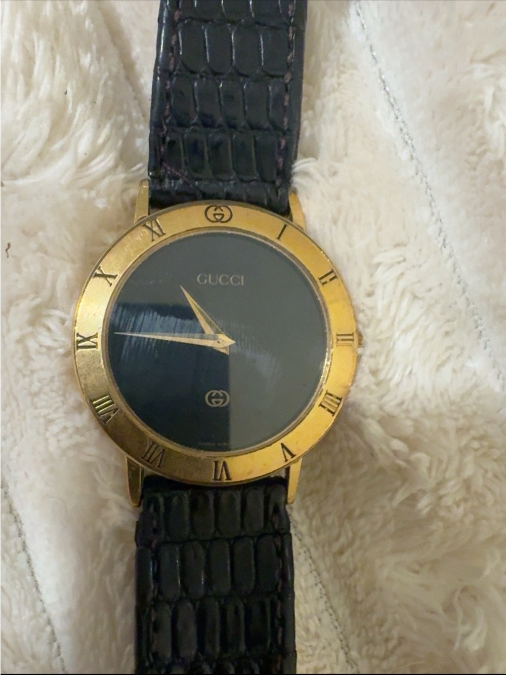 Vintage authentic Gucci 3001M Swiss Quartz Watch Black Dial Gold Roman Bezel